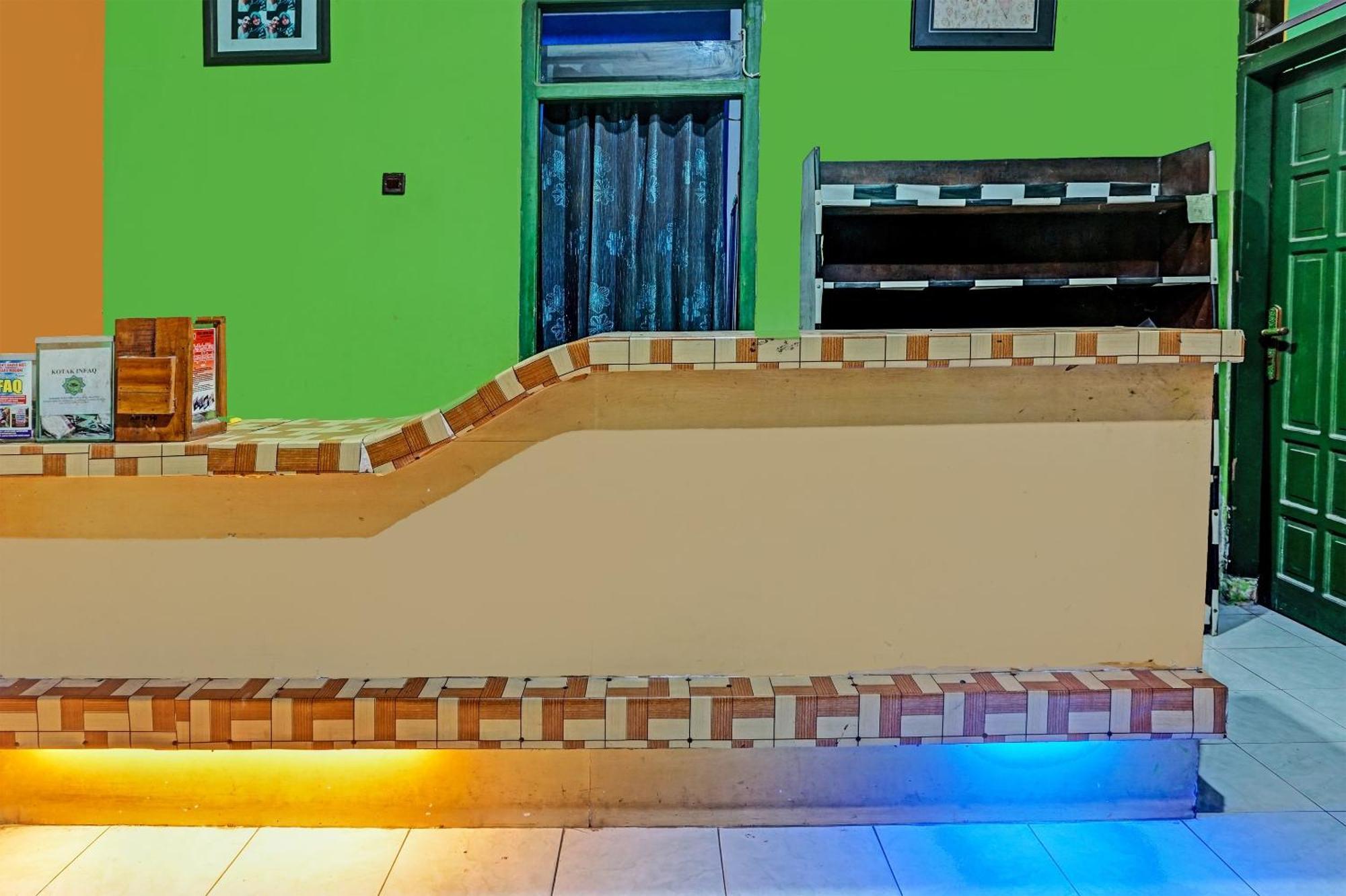 Oyo 91697 Nyaman Homestay Syariah Pare 외부 사진