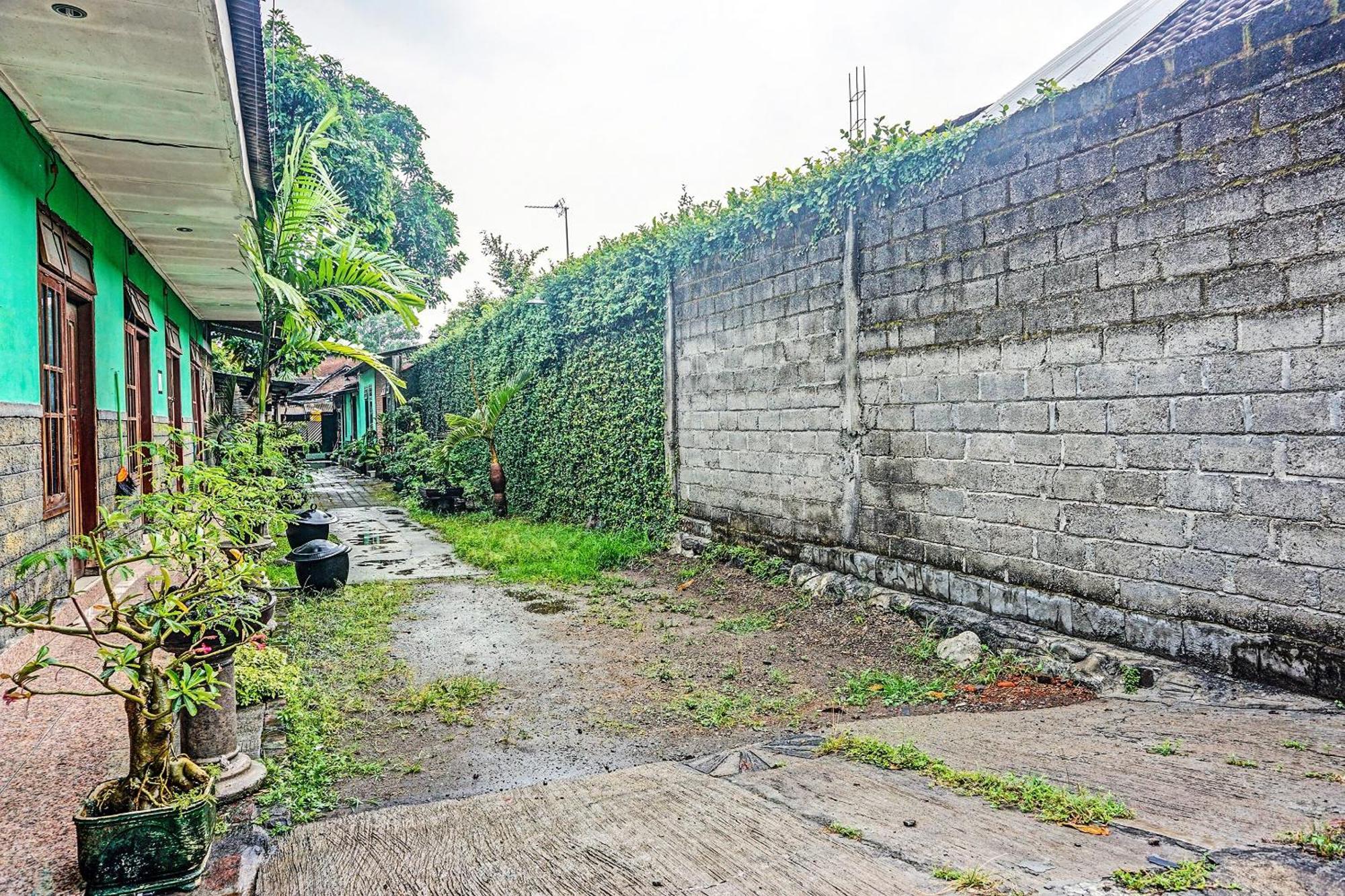 Oyo 91697 Nyaman Homestay Syariah Pare 외부 사진