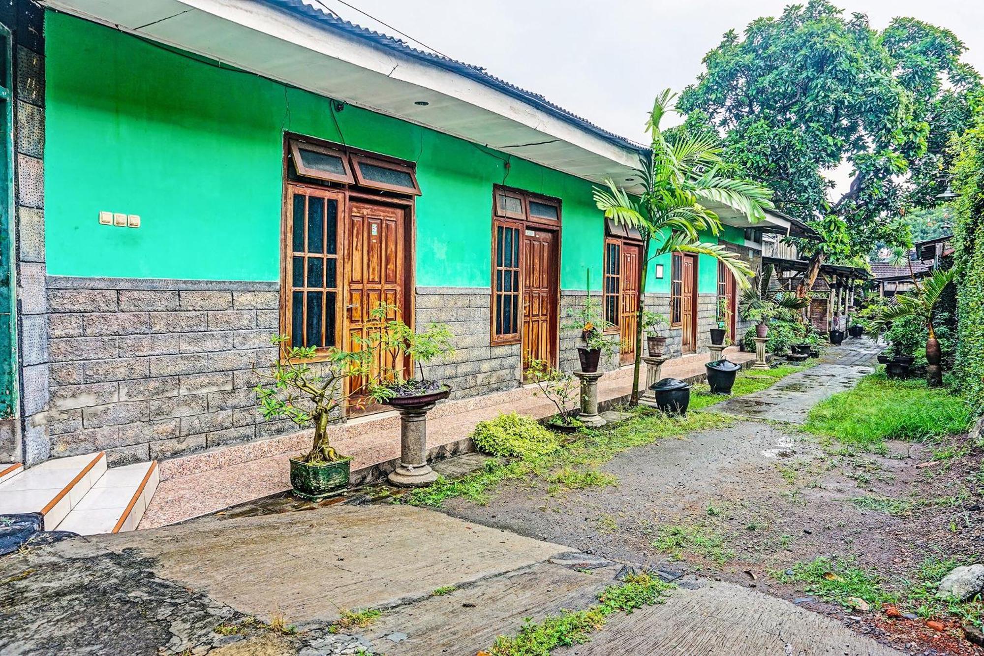 Oyo 91697 Nyaman Homestay Syariah Pare 외부 사진