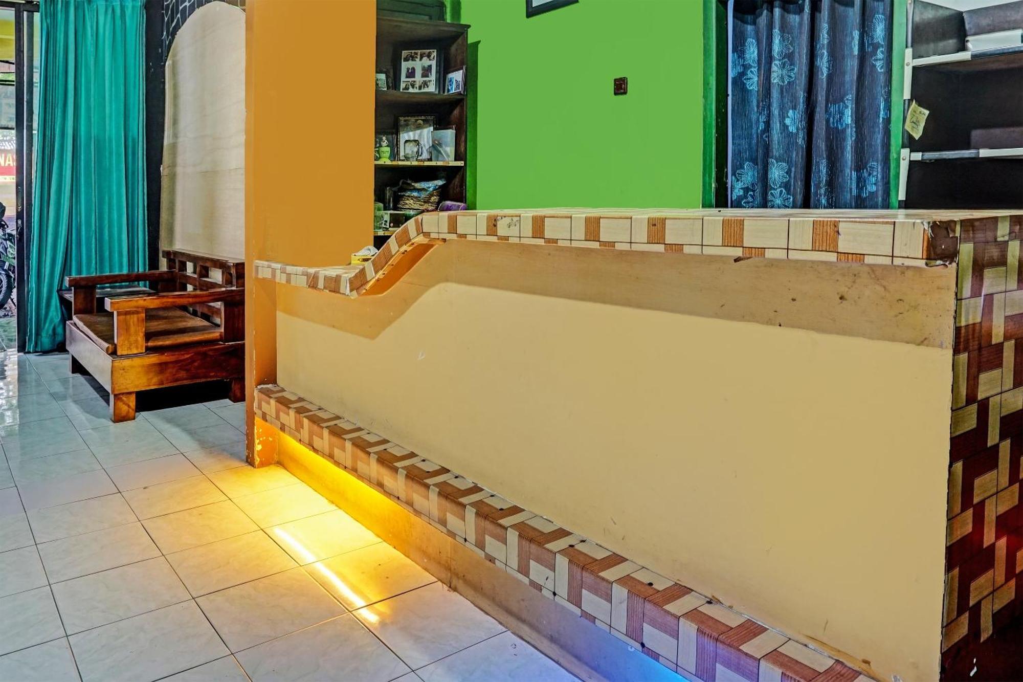 Oyo 91697 Nyaman Homestay Syariah Pare 외부 사진