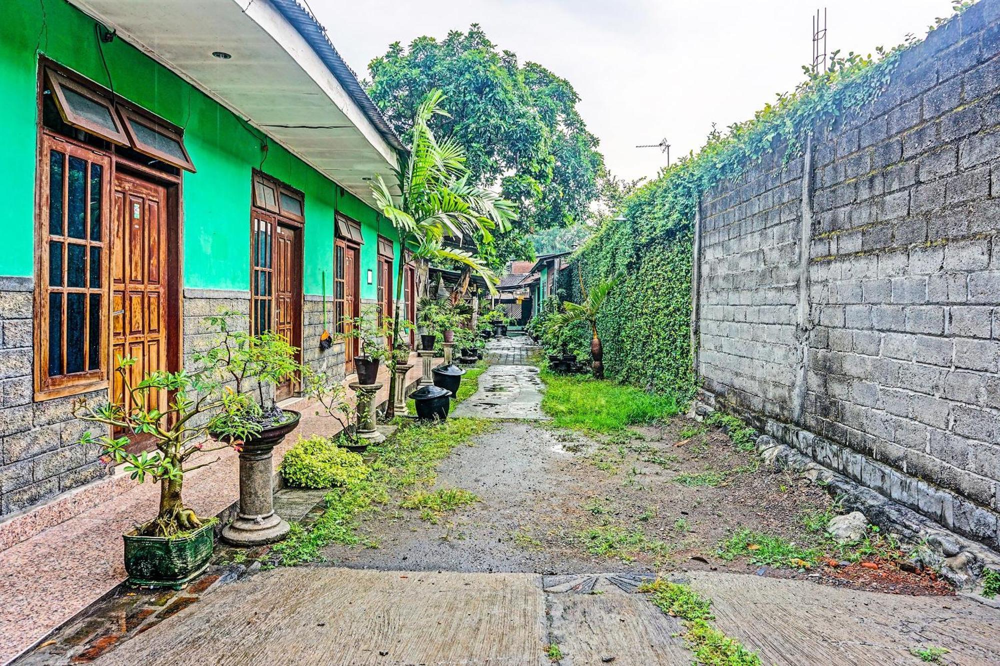 Oyo 91697 Nyaman Homestay Syariah Pare 외부 사진